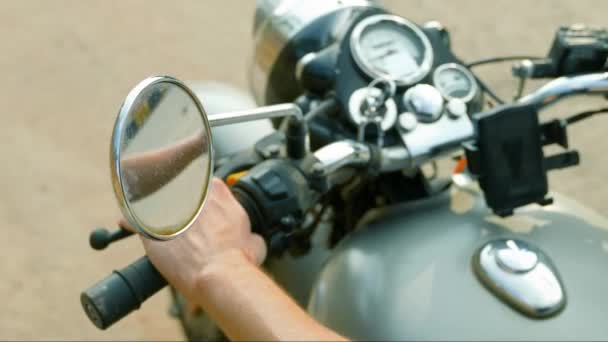 Męska Ręka Kierownicy Motocykla Bliska Wysokiej Jakości Materiał Wideo — Wideo stockowe