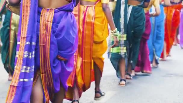 Los Indios Vestidos Con Coloridos Atuendos Tradicionales Están Bailando Festival — Vídeo de stock