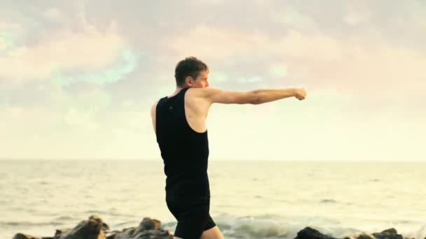 해안선에 스포츠복 권투에 고품질 비디오 — 비디오