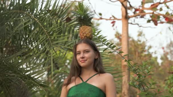Mladá Žena Usměje Nosí Ananas Jako Korunu Vysoce Kvalitní Video — Stock video