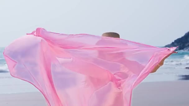 Meisje Met Een Roze Omslagdoek Tegen Zee Hoge Kwaliteit Beeldmateriaal — Stockvideo