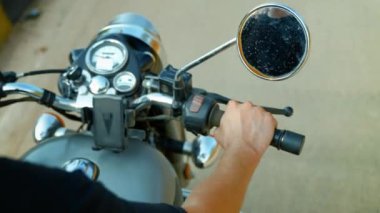 Motosiklet enstrüman paneli, üst kattan yakın çekim. Yüksek kalite 4k video kaydı