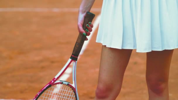 Egy Női Teniszező Testrésze Aki Egy Sportpályán Áll Kiváló Minőségű — Stock videók