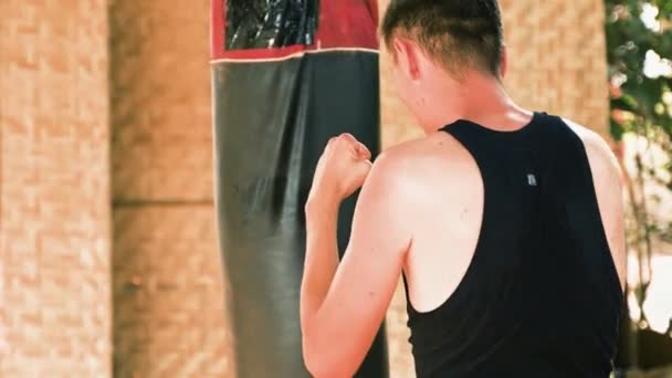 年轻人将在体育馆里训练 在热带地区练拳击 高质量的4K视频镜头 — 图库视频影像