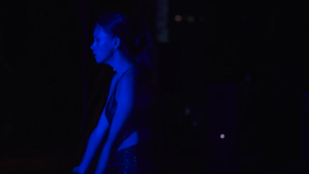 在明亮的灯光下 年轻女子在黑暗中跳舞 高质量的4K视频镜头 — 图库视频影像