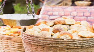Büyük sepetler dolusu rulo, odun sobasının yanında. Yüksek kalite fotoğraf