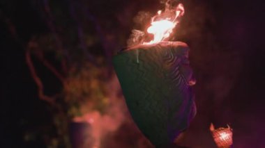 Gece yangın gösterisi gösterisinde yanan meşaleler ve totemler. Yüksek kalite 4k video kaydı