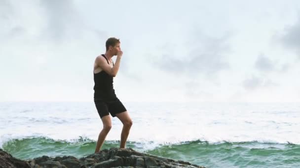 남자는 바다에 해변에서 세션을 고품질 비디오 — 비디오