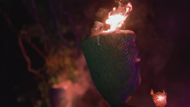 Hořící Pochodně Totemy Při Nočním Ohňovém Představení Vysoce Kvalitní Video — Stock video