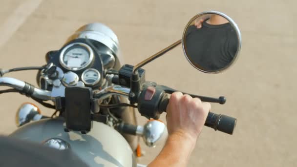 Męskie Ręce Kontrolują Motocykl Bliska Wysokiej Jakości Materiał Wideo — Wideo stockowe