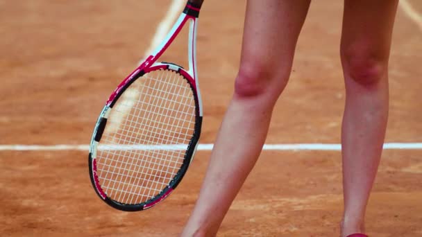 女网球选手身体的一部分 身穿白色短裙 手握球拍 高质量的4K视频镜头 — 图库视频影像