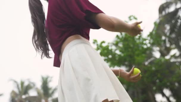 Молоді Жінки Стегна Коли Вона Жонглює Яйця Тлі Пальмових Дерев — стокове відео