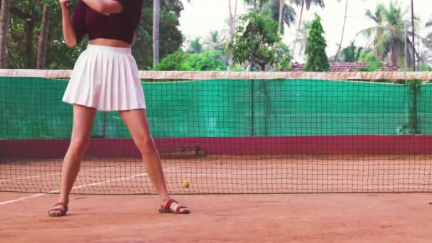 穿着白裙子的年轻女子用球拍击打网球 高质量的4K视频镜头 — 图库视频影像