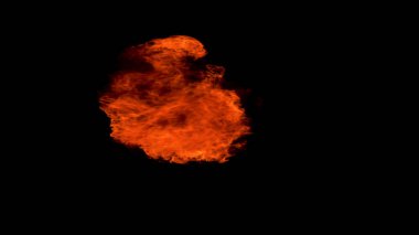 Bir yangın gösterisinden çıkan ateş siyah bir arkaplana karşı. Yüksek kalite fotoğraf