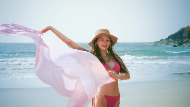 穿着粉色比基尼 头戴帽子的年轻女子在海滩上 高质量的4K视频镜头 — 图库视频影像