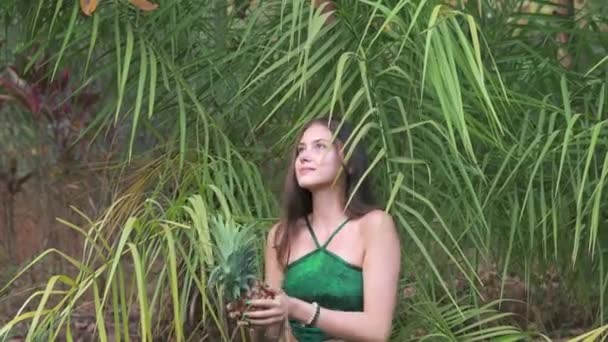 Jeune Femme Tenant Ananas Dans Jungle Vidéo Haute Qualité — Video