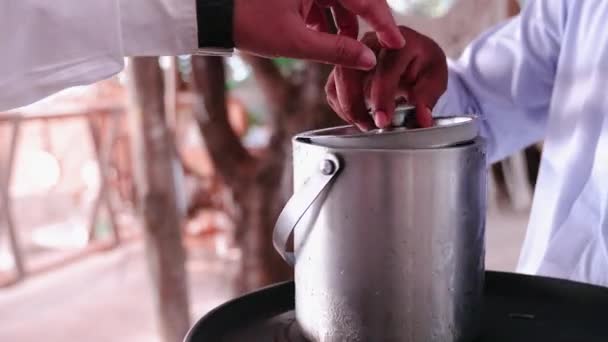 Gastronomische Chef Kok Haute Cuisine Opent Een Container Gevuld Met — Stockvideo