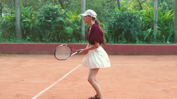 Молодая Теннисистка Белой Юбке Играет Теннис Высококачественный Видеоматериал — стоковое видео