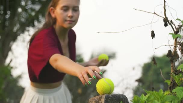Ung Kvinna Med Tennisbollar Tropiska Djungler Högkvalitativ Videofilm — Stockvideo