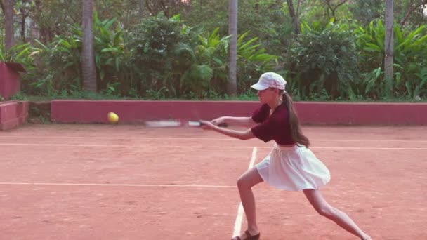 Ung Kvinna Återvänder Serve Tennis Högkvalitativ Videofilm — Stockvideo