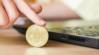 Parmağı kenarda Bitcoin para tutan genç bir adam. Yüksek kalite fotoğraf