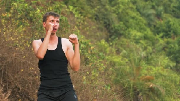 Joven Boxeando Contra Telón Fondo Bosque Video Alta Calidad — Vídeos de Stock