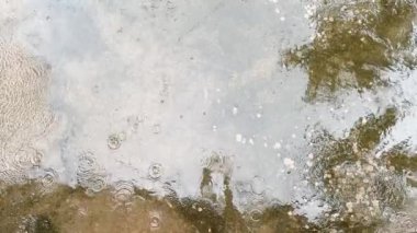 Su yola yansıyarak damlıyor. Yüksek kalite 4k görüntü