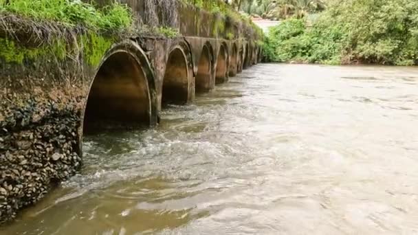 Água Flui Tubo Para Rio Imagens Alta Qualidade — Vídeo de Stock