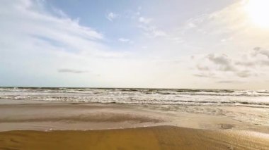 Deniz kenarında kumsal, sarı kum, mavi gökyüzü. Yüksek kalite 4k görüntü