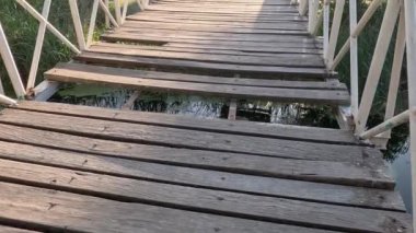 Kırık kalasları olan eski bir tahta köprü. Yüksek kalite fotoğraf
