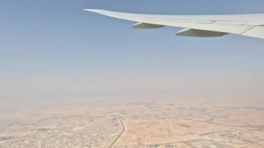 Bulutlu bir gökyüzünde uçan büyük bir jet uçağı. Yüksek kalite fotoğraf