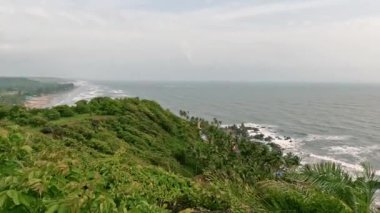 Okyanusa bakan bir tepenin üzerinden bak. Yüksek kalite fotoğraf