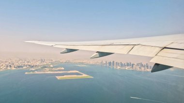 Üzerinde bir uçak uçağının uçtuğu bir havaalanı manzarası. Yüksek kalite fotoğraf