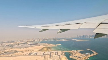 Üzerinde bir uçak uçağının uçtuğu bir havaalanı manzarası. Yüksek kalite fotoğraf