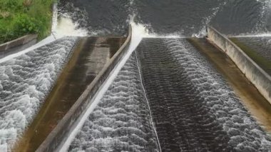 Bir barajın beton sızıntısı üzerinden akan su. Yüksek kalite 4k görüntü