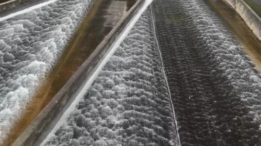 Şelale gibi akan suyun barajın üstüne yakın çekim. Yüksek kalite 4k görüntü