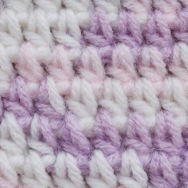 Örgü yün desenleri dikiyor..