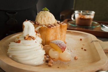 Tahta tabakta dondurmalı ballı tost..