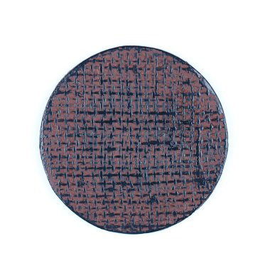 Beyazın üzerinde yalıtılmış bir bambu altlığı..