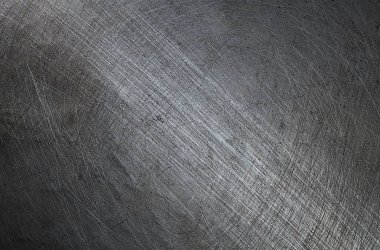 Çelik üzerinde siyah gölgesi olan Scatch..