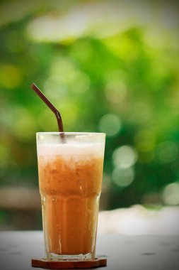 Masada bardak altlığı olan buzlu kahve..