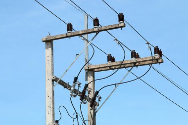 Mavi gökyüzündeki elektrik direği..