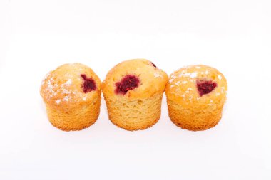 Üç muffins beyaz izole olduğunu.