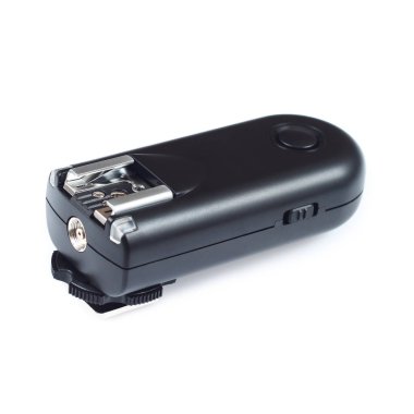 Beyaz kablosuz bir kamera tetikleyicisi..