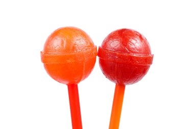 Beyazlar üzerinde izole edilmiş iki renkli şeker..