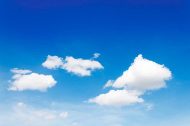 Mavi gökyüzündeki Beyaz Bulutlar.