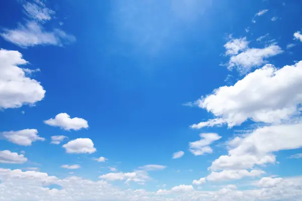 Bulutlu mavi gökyüzü..