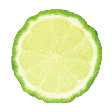 Dilimlenmiş kaffir limonu beyaza izole edilmiş..