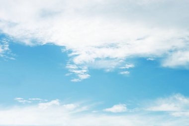 Mavi gökyüzünde yumuşak beyaz bir bulut.