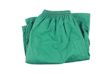 Yeşil katlanan kısa pantolon, beyaza izole edilmiş..